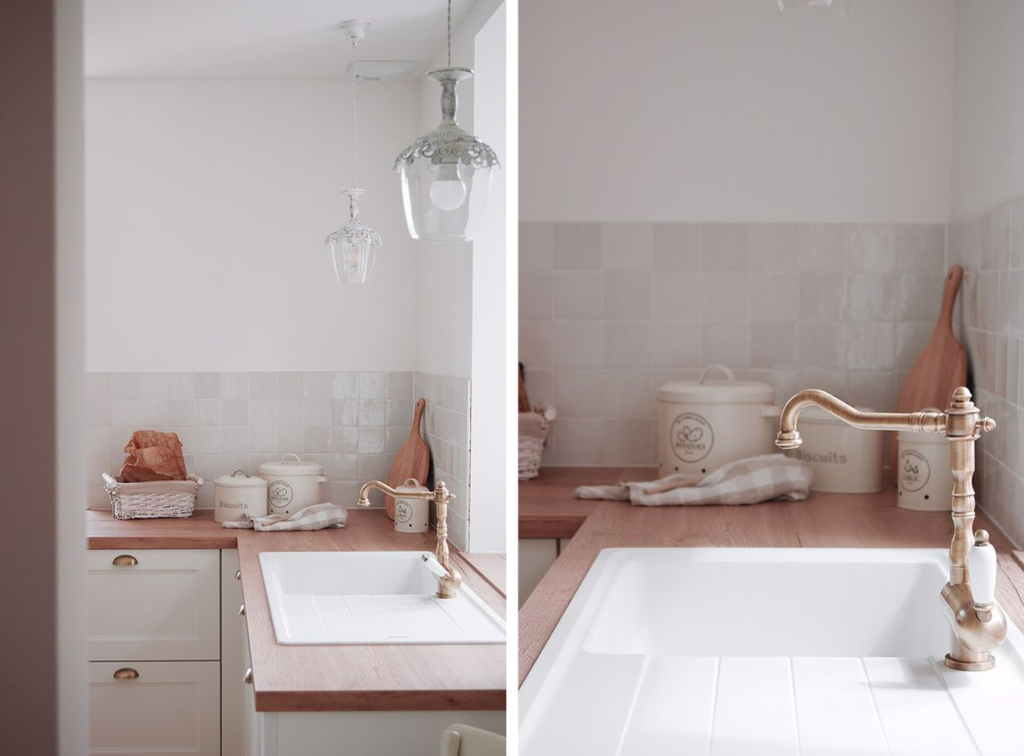 Deux photos : à gauche une vue sur une cuisine blanche avec un plan de travail en bois et un robinet en laiton, à droite un zoom sur le robinet en laiton et l'évier blanc. Décoration avec 3 pots en métal blanc cassé.